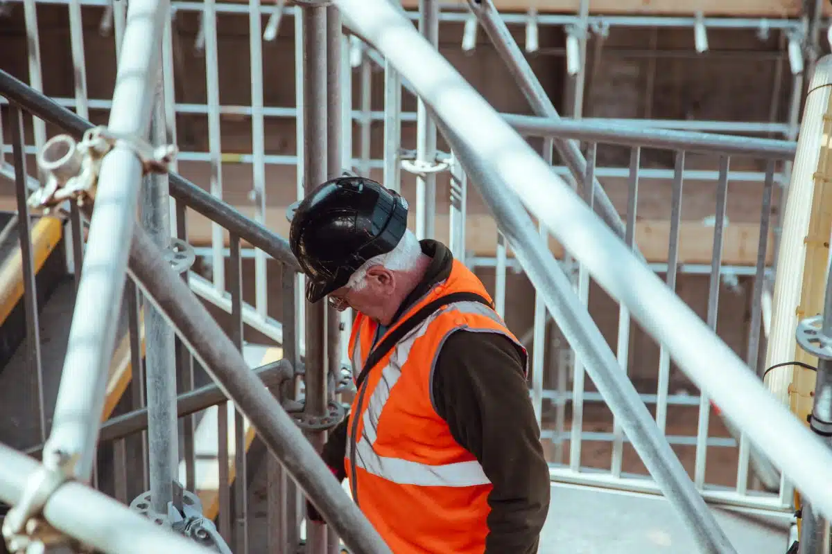 un homme sur un chantier